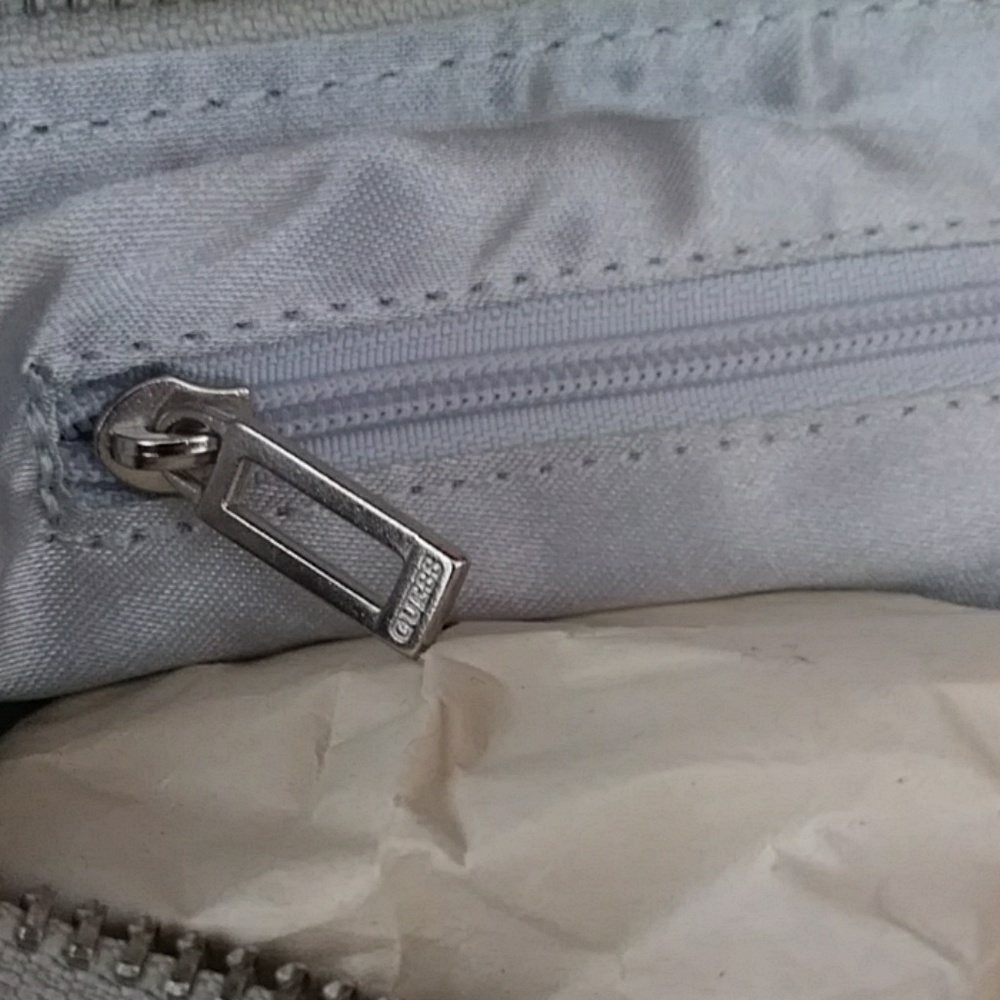 NWOT Guess Handbag. - Picture 5 of 7